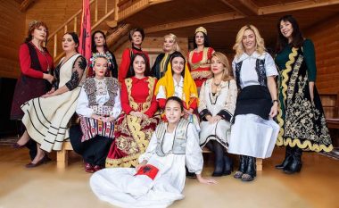 Anita Haradinaj, Adelina Thaçi, Adriana Matoshi, Blerta Surroi e shumë femra të njohura pozojnë me veshje tradicionale