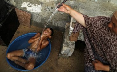 Uji i pijshëm në Rripin e Gazës dhe sindroma e “foshnjës blu” që e kthen gjakun në ngjyrë “çokollate”
