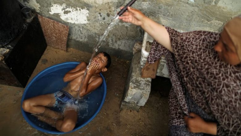 Uji i pijshëm në Rripin e Gazës dhe sindroma e “foshnjës blu” që e kthen gjakun në ngjyrë “çokollate”