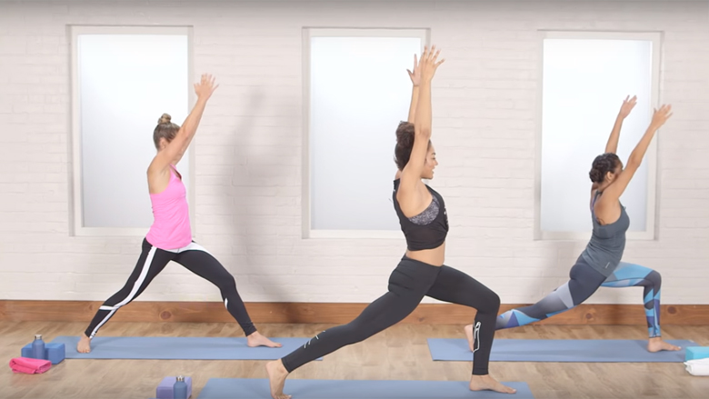 Power Yoga: 30 minuta ushtrime me qëllim të forcimit të barkut dhe vitheve (Video)