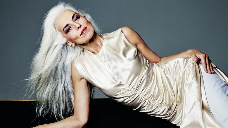 Gruaja që sfidon moshën: Është 63 vjeçe, shumë e bukur dhe merret me modelim (Foto)