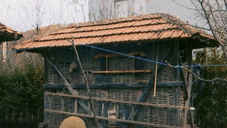 Jetullah Krasniqi ruan me xhelozi objekte të vjetra brenda oborrit (Video)
