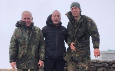 Haradinaj me komandantin e kontigjentit gjerman të KFOR-it, pushton majat e Pashtrikut (Foto)