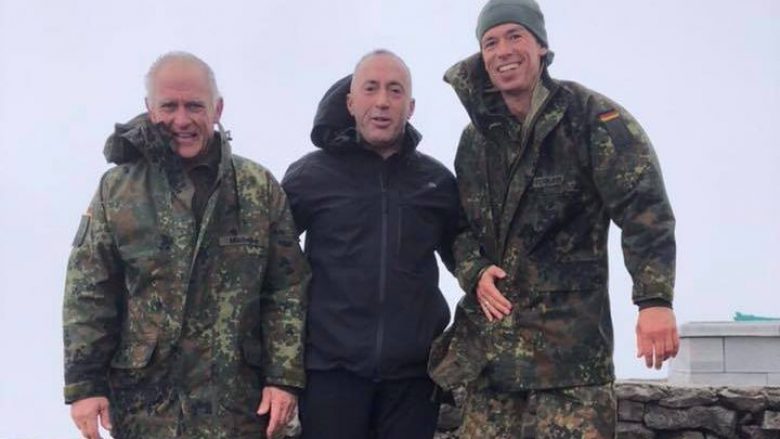 Haradinaj me komandantin e kontigjentit gjerman të KFOR-it, pushton majat e Pashtrikut (Foto)