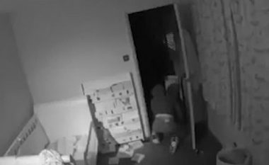 Hajni futet në shtëpi dhe fillon vjedhjen, pronari që ishte në një kafene sheh gjithçka përmes telefonit (Video)