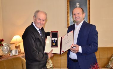 Masar Shporta, në ditëlindjen e 90- të tij dekorohet me Medalje presidenciale  