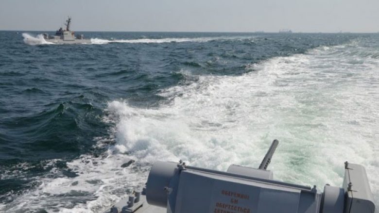 Incident pranë brigjeve të Krimesë: Rusët qëllojnë anijen ukrainase