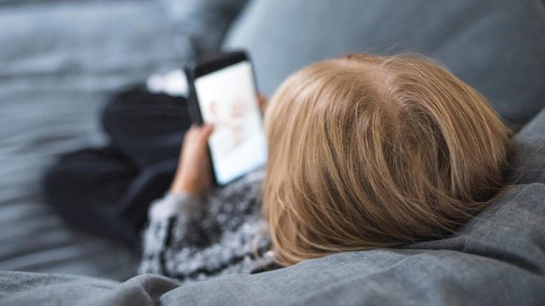 Prindër, keni kujdes: Telefonat e mençur po u shkaktojnë probleme mendore dy-vjeçarëve