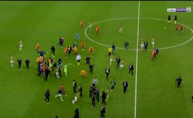 Përleshje mes lojtarëve në fushë pasi Galatasaray dhe Fenerbahce barazuan në derbi