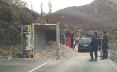 Rrotullohet një kamion në hyrje të Preshevës