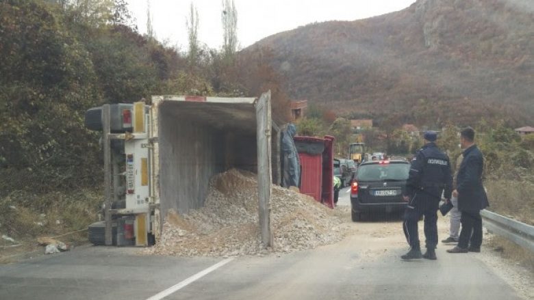 Rrotullohet një kamion në hyrje të Preshevës