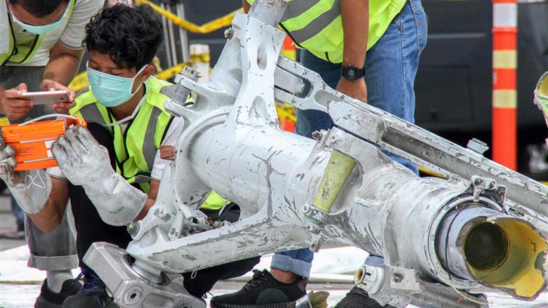 Përfundojnë kërkimet për avionin e rrëzuar në Indonezi
