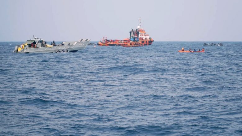 Zhytësit në Indonezi zbulojnë trupin e avionit të rrëzuar