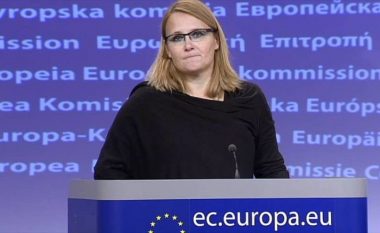 Zëdhënësja e BE-së, Maja Kocijançiç, vihet në siklet nga pyetjet e gazetarëve kosovarë (Video)