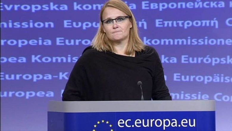 Zëdhënësja e BE-së, Maja Kocijançiç, vihet në siklet nga pyetjet e gazetarëve kosovarë (Video)