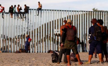 Karvani me qindra emigrantë mbërrin në kufirin amerikan (Video)