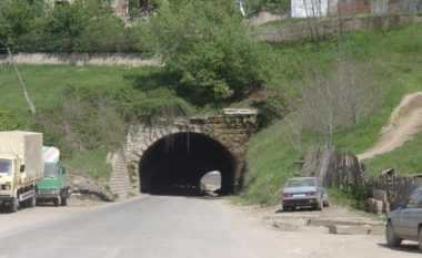 Fillon sanimi i tunelit, mbyllet për qarkullim segmenti rrugor Mitrovicë-Qabër