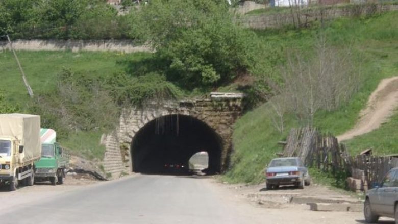 Fillon sanimi i tunelit, mbyllet për qarkullim segmenti rrugor Mitrovicë-Qabër