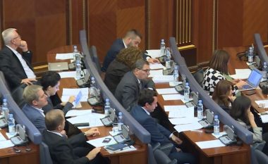 Shkon huq gatishmëria e Listës Serbe, një pjesë e opozitës tërhiqet nga mocioni për rrëzimin e Qeverisë (Video)
