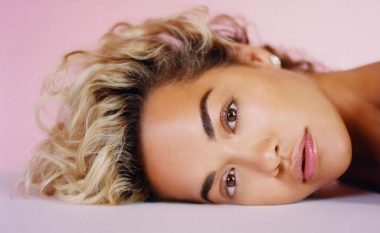 Pas gjashtë vitesh pritje, Rita Ora publikon albumin e ri "Phoenix"