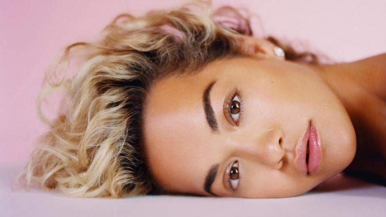 Pas gjashtë vitesh pritje, Rita Ora publikon albumin e ri “Phoenix”