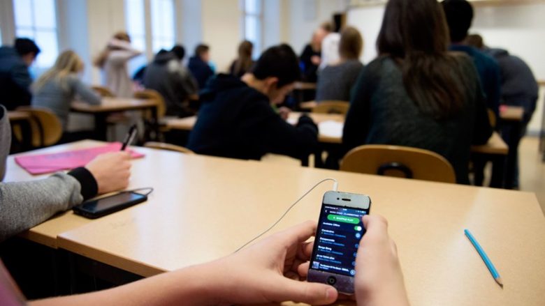 Ministri Bytyqi nënshkruan vendimin për ndalimin e përdorimit të telefonit në shkolla