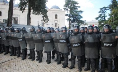 Protestë e dhunshme para Kuvendit të Shqipërisë, 6 policë të lënduar (Foto/Video)