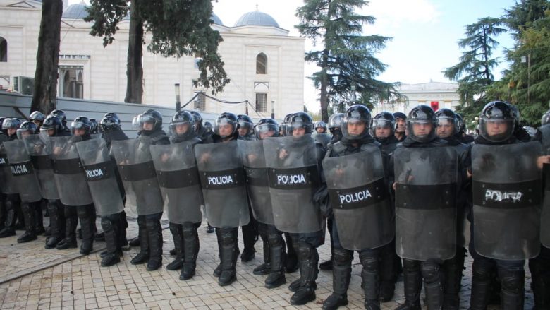 Protestë e dhunshme para Kuvendit të Shqipërisë, 6 policë të lënduar (Foto/Video)