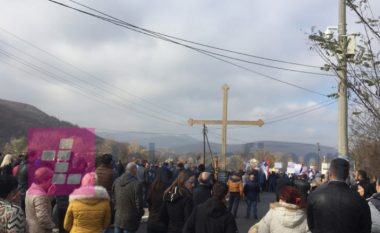 Serbët protestojnë, pritet edhe dorëheqja e katër kryetarëve të komunave në veri?