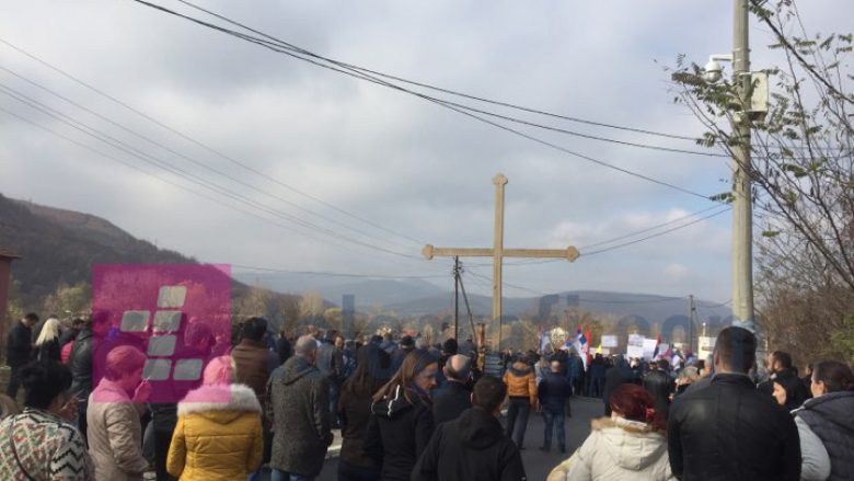 Serbët protestojnë, pritet edhe dorëheqja e katër kryetarëve të komunave në veri?