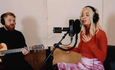 Rita Ora sjell versionin akustik të hitit “Let Me Love You”