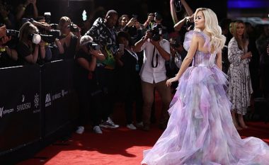 Rita Ora si princeshë në “ARIA Awards”