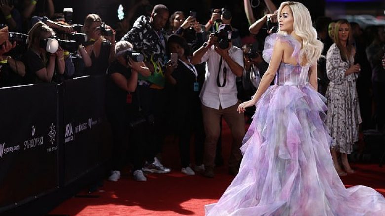 Rita Ora si princeshë në “ARIA Awards”