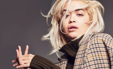 Rita Ora publikon foton në bikini para fillimit të turneut