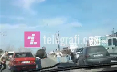 Ferizaj, rrahje në rrugë, mund të pësonin nga automjetet (Video)