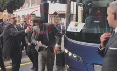 Pique me një mbërritje të dhimbshme në Milano, godet fuqishëm pasqyrën e autobusit