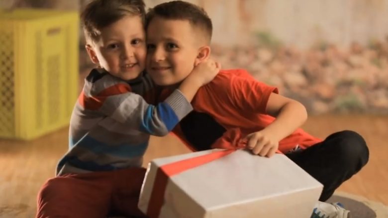 “Për familjet në nevojë” hap fushatën #bëhuedhetibabadimër, synohet të ndihmohen fëmijët skamnorë (Video)