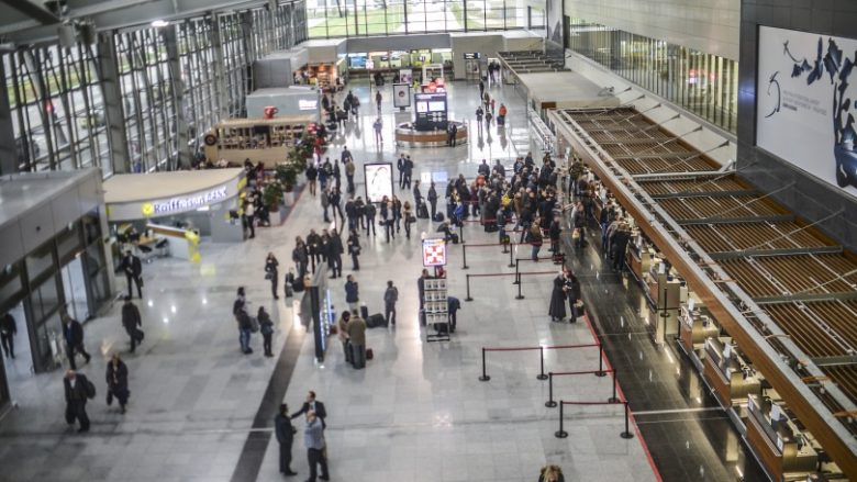 Aksidenti i KFOR-it në Fushë Kosovë, bëri që mbi 20 udhëtarë të humbasin fluturimin në Aeroportin “Adem Jashari”