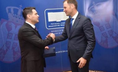 Zmbrapset ministri i Edi Ramës që është kundër taksës, fshinë postimin ku lavdëronte miqësinë me Serbinë