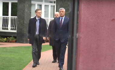 Thaçi tregon pse ishte në takim te ambasadori britanik: “Në drekë, veç për qejf” (Video)