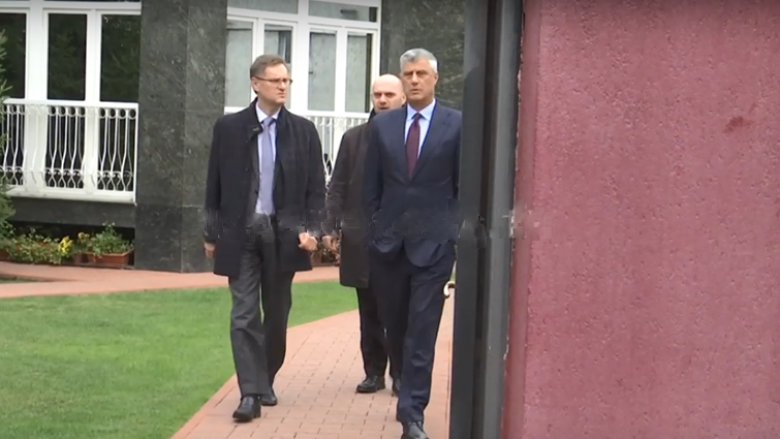 Thaçi tregon pse ishte në takim te ambasadori britanik: “Në drekë, veç për qejf” (Video)