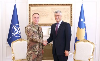 Thaçi e dekoroi komandantin e KFOR-it me Medalje Ushtarake