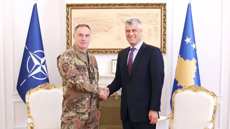 Thaçi e dekoroi komandantin e KFOR-it me Medalje Ushtarake