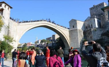 Boshnjakët shënojnë përvjetorin e shkatërrimit të Urës së Mostarit