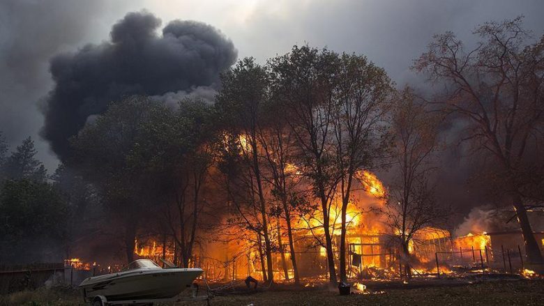 Zjarri në Kaliforni lë pa shtëpi mijëra njerëz