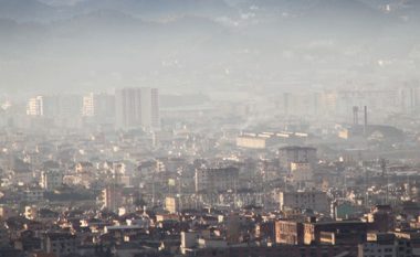 OBSH: Tirana tejkalon normat e BE-së për ndotje të ajrit