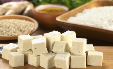 Çka është tofu (dhe si ta bëni “të ngrënshëm”)