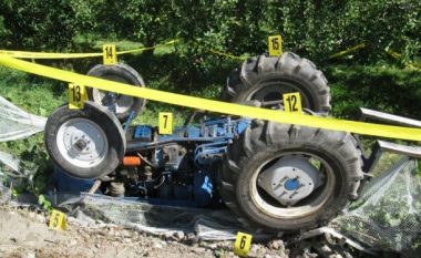 Ndërron jetë një person nga aksidenti me traktor