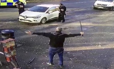 Po “valëviste” një thikë gjigante, policia britanike reagojnë shpejt – e qëllojnë me armë duke e rrëzuar në tokë (Video)