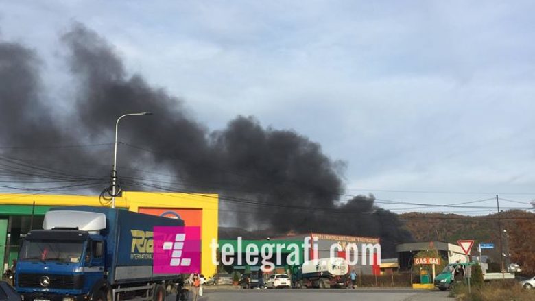 Djegin goma, tymi i zi mbulon Mitrovicën (Foto)